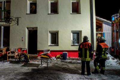 Wendlingen: Weihnachtsbaum in einer Wohnung faengt Feuer - zwei Personen leicht verletzt
